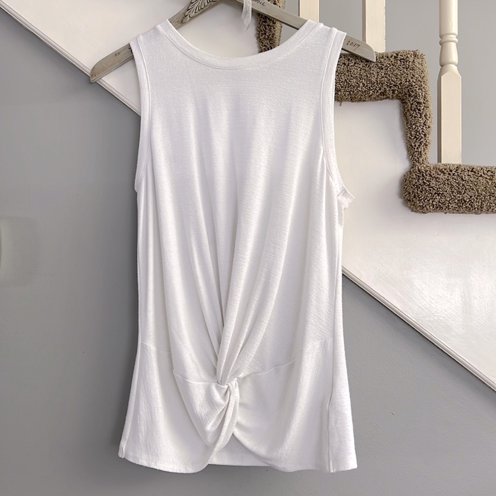 ✨White GAP Twist Front Tank✨